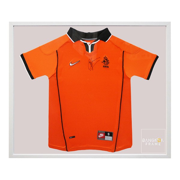 กรอบรูปโชร์เสื้อขาวพร้อมลายเซ็นนักร้องที่ชอบ